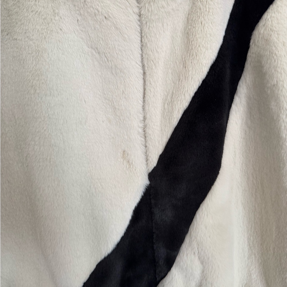 NIKE Women's and Men’s White and Black Faux Fur Jacket - Picture 5 of 5